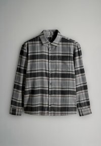 Szara i czarna koszula w kratę z długimi rękawami, kołnierzykiem i lewą kieszenią na piersi. Miękka tkanina o subtelnej teksturze i kontrastowych wzorach.