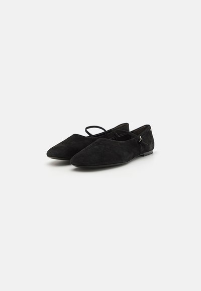 Ballerines en daim noir avec un bout pointu et un design épuré. Elles sont dotées d'une fine bride à la cheville et d'un petit accent décoratif sur le côté.