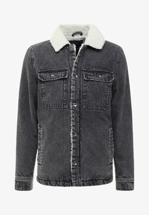 Zwarte spijkerjack met witte sherpa-kraag, knoopsluiting aan de voorkant, twee borstflapzakken en zijzakken.