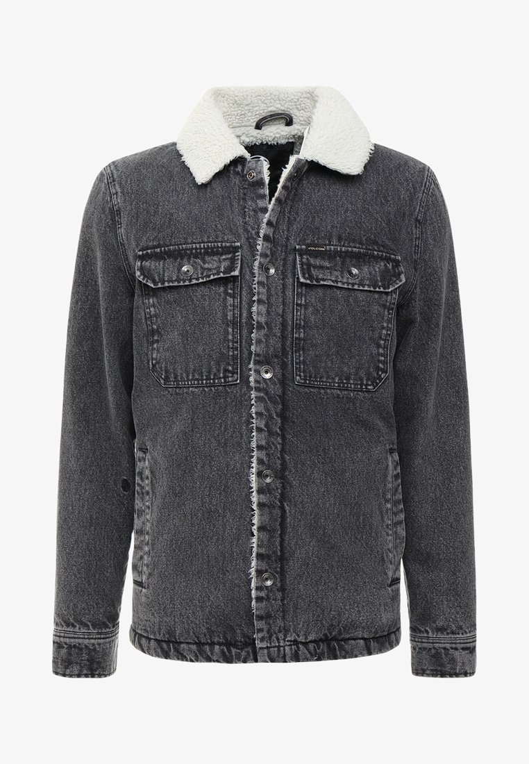 Veste en denim noire avec col sherpa blanc, fermeture à boutons sur le devant, deux poches à rabat sur la poitrine et poches latérales.