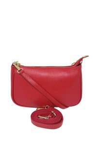 Czerwona skórzana torebka na ramię z teksturowanym wykończeniem, złotymi akcentami i zamkiem błyskawicznym u góry. Zawiera odpinany, pasujący pasek.