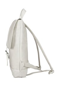 Világosszürke hátizsák lapos kialakítással, sima felülettel, állítható vállpántokkal és egy felső fogantyúval. Elülső fedéllel és oldalsó csattal rendelkezik.