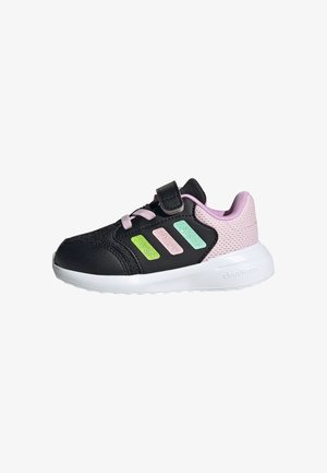 Svarta sportskor med rosa mesh-accenter och tre färgade ränder (grön, rosa, blå) på sidan. Valtroband över snörningen. Vit sula.