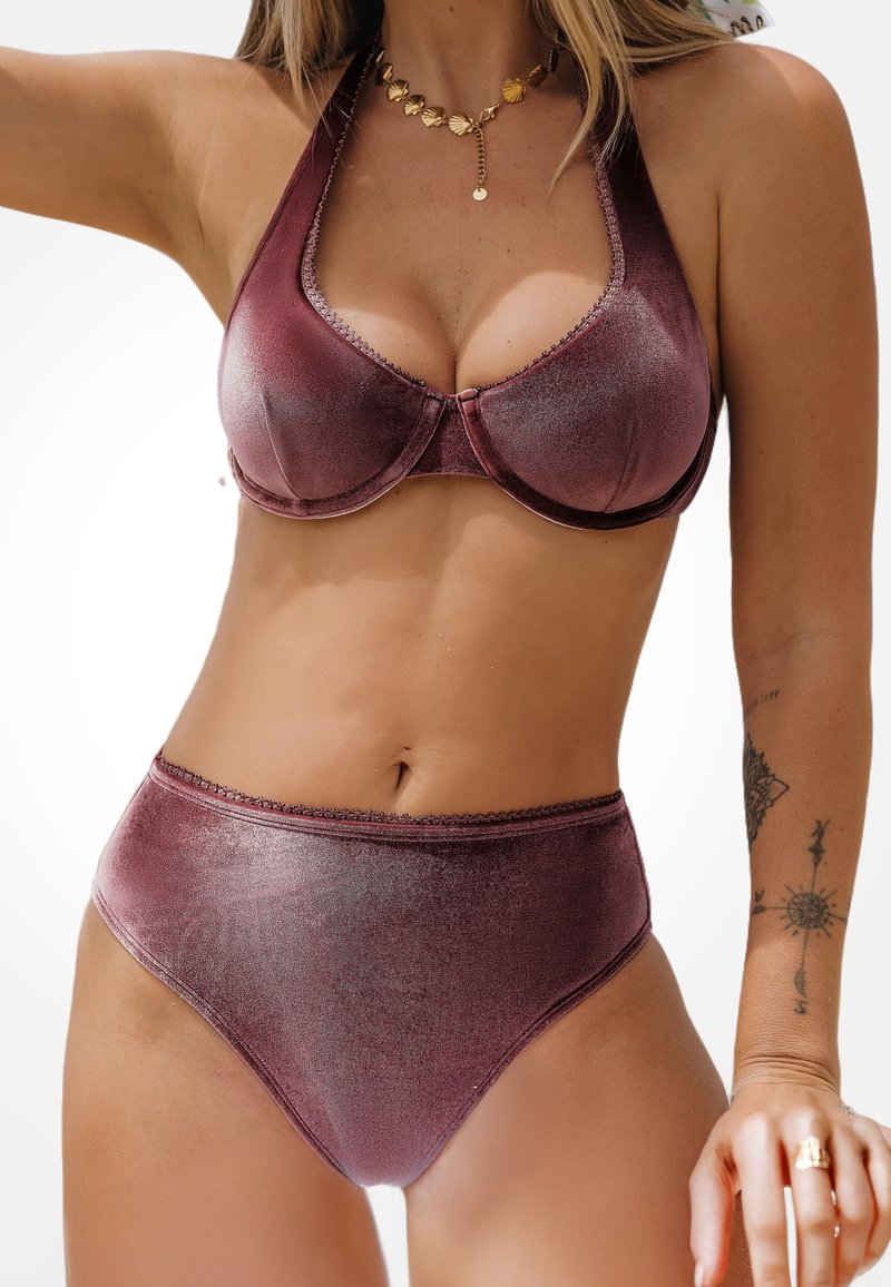 Bikini zestaw z wysokim stanem w ciemnej burgundowej kolorystyce. Materiał wydaje się błyszczący, z solidnymi miseczkami i dekoracyjnym wykończeniem.