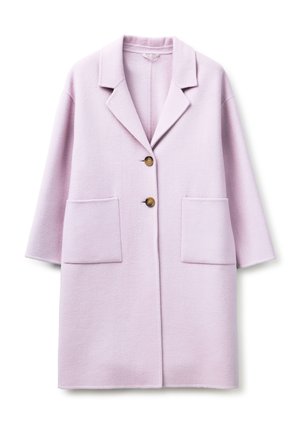Cappotto di lana color viola chiaro con collo a rever, due tasche frontali e due bottoni marroni sulla parte anteriore centrale.