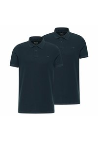Twee donkerblauwe polo's van katoen, met een traditionele kraag, korte mouwen en een subtiel logo op de borst.