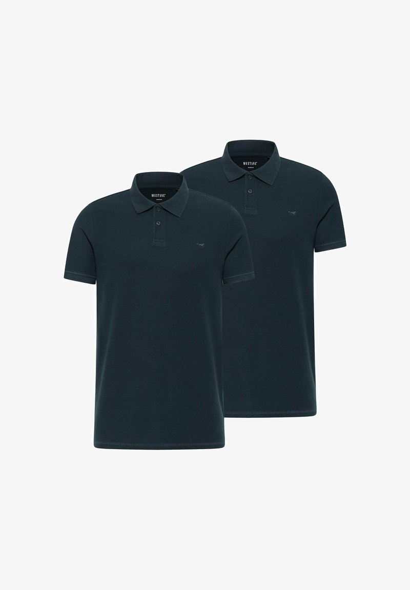 Twee donkerblauwe polo's van katoen, met een traditionele kraag, korte mouwen en een subtiel logo op de borst.