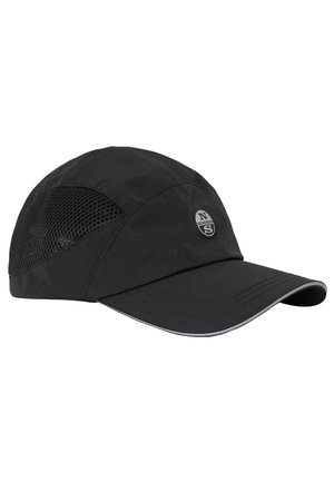 Cappellino sportivo nero con pannelli laterali in rete, visiera curva e piccolo logo rotondo con le lettere "N" e "S" sul davanti.