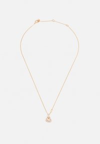 Collana in metallo dorato con ciondolo a forma di cuore, contenente un cuore più piccolo all'interno, decorato con pietre trasparenti per un tocco di eleganza.