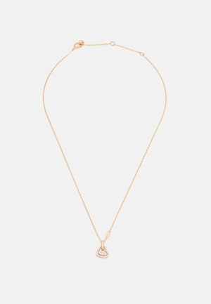 Collana in metallo dorato con ciondolo a forma di cuore, contenente un cuore più piccolo all'interno, decorato con pietre trasparenti per un tocco di eleganza.