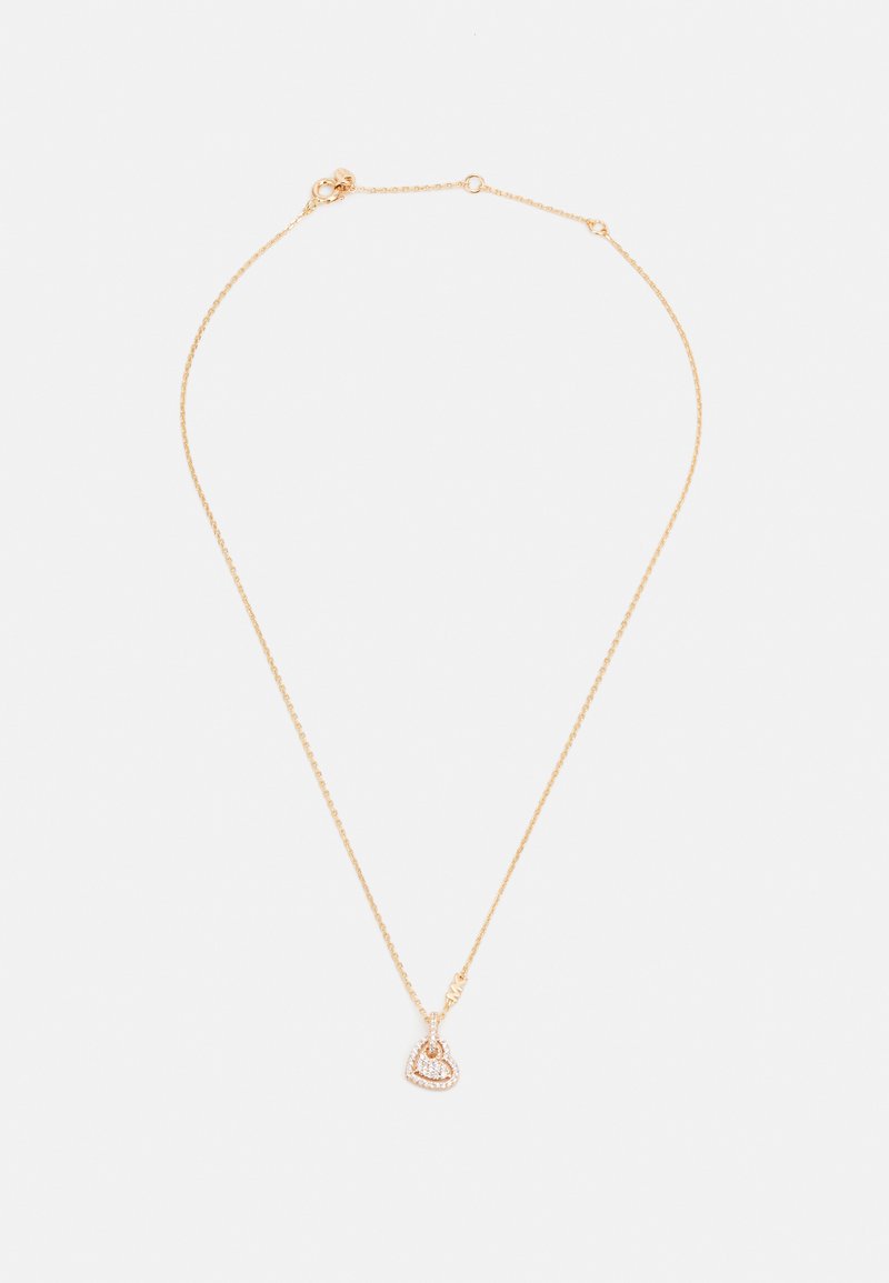 Guldtonet kædehalssmykke med en hjerteformet vedhæng, der har et mindre hjerte indeni, udsmykket med klare sten for ekstra detaljer.