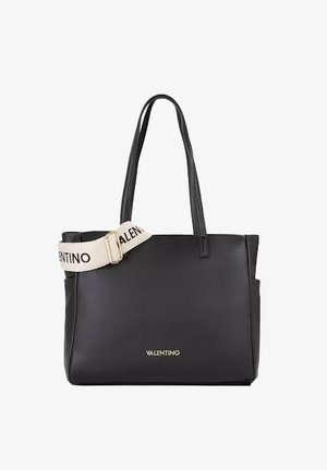 Bolso tote negro Valentino con asas dobles y una correa blanca ajustable con texto negro Valentino.