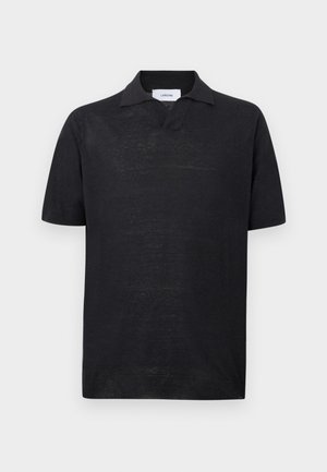 Czarna koszulka polo z krótkim rękawem wykonana z lekkiego materiału, z klasycznym kołnierzykiem i subtelną fakturą, z etykietą przy dekolcie.