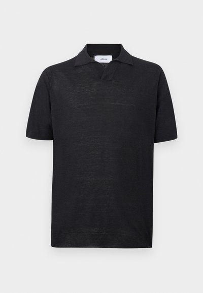 Μαύρο πόλο με κοντά μανίκια, κατασκευασμένο από ελαφρύ ύφασμα με κλασικό γιακά και διακριτή υφή, με ετικέτα στο λαιμό.