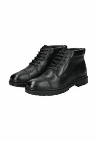 Botines de cuero negros hasta el tobillo con punteras redondeadas, diseño de cordones, textura suave y suelas de goma con pequeñas protuberancias para agarre.