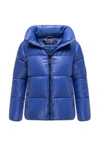 Blå puffjacka med glansig yta, hög krage, dragkedjeslutning framtill och två sidofickor. Har en quiltad design med horisontella linjer.