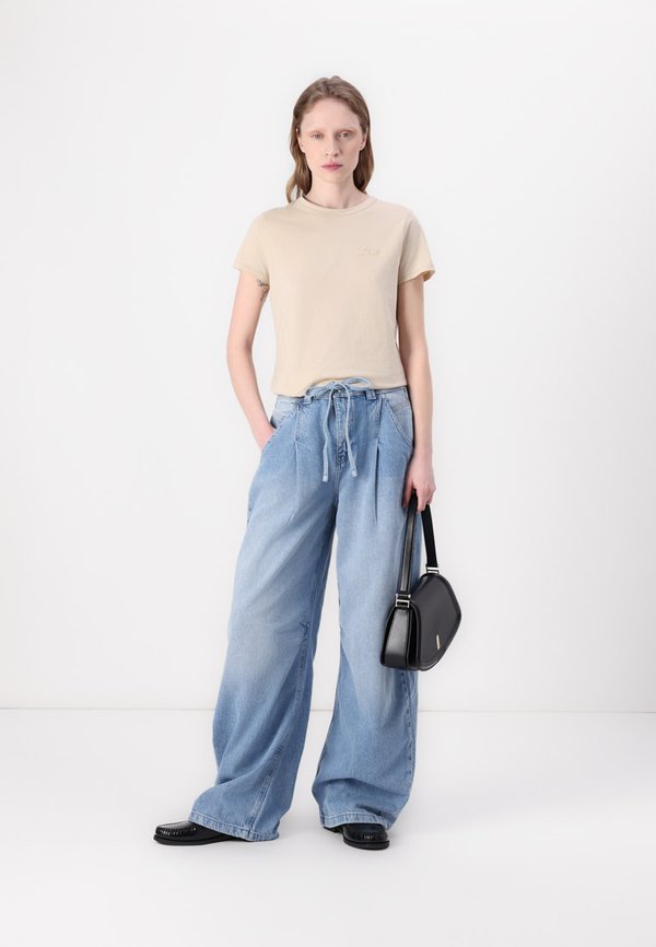 PLEATED BARREL - Relaxed fit jeans3