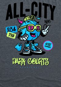 Grafisk t-shirt med en blå tecknad basketkaraktär med solglasögon, som håller upp ett fredstecken. Text i svart och neongrönt.