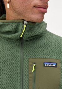 Patagonia M'S R1 AIR  HOODY - Φλις μπουφάν - torrey pine green