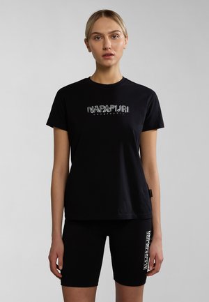 Zwarte katoenen t-shirt met korte mouwen, met een zilveren logo-afdruk "NAPAPIJRI geographic" op de borst, gecombineerd met zwarte shorts.