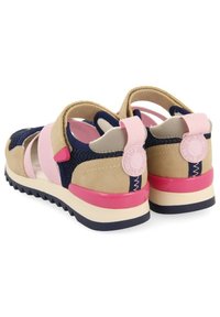 Sandalias de malla azul marino y ante beige con acentos en rosa, correas ajustables, suela de goma y un detalle de logo en el talón.