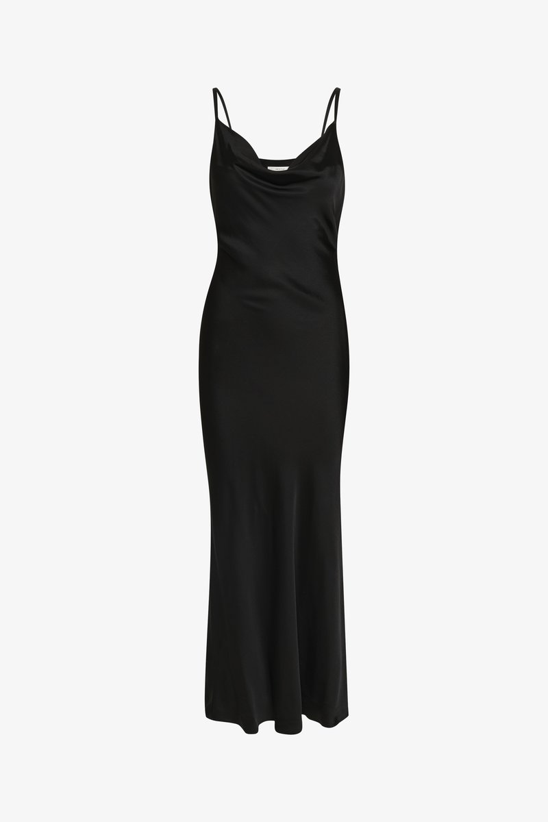 Fekete, sima anyagból készült slip ruha, vékony spagetti pántokkal, mélyen dekoltált nyakkal és földig érő, testhez simuló fazonnal.