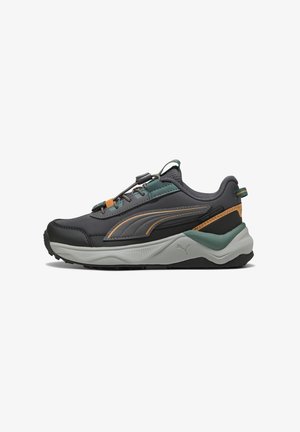 Sort og grøn Puma-sneaker med grå sål, orange accenter, polstret hæl og trækflig på hvid baggrund, vist fra siden.