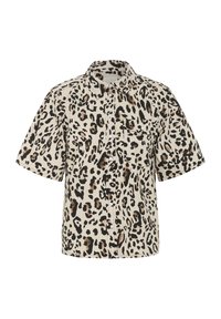Kratki rukavi bež košulje s crnim i smeškim leopard uzorkom, s ovratnikom i jednim džepom na grudima. Lagani materijal.