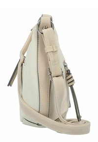 Borsa a tracolla in pelle beige con tracolla regolabile, superficie testurizzata, elementi in metallo argentato e dettagli cuciti lungo i bordi.