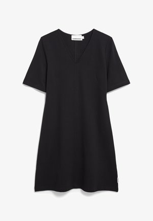 Robe noire à manches courtes avec un décolleté en V, fabriquée en tissu lisse. Présente des détails de couture minimaux et un ourlet légèrement évasé.