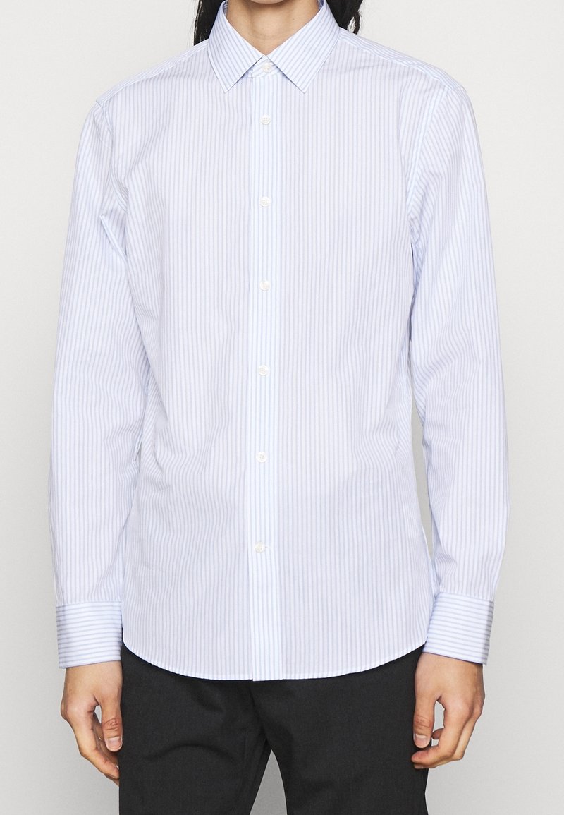 Camicia button-up a righe blu chiaro e bianco con colletto, maniche lunghe e chiusura con bottoni, realizzata in un tessuto liscio, con polsini che presentano righe abbinate.