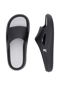 Sandales noires à enfiler avec un design sobre, semelle blanche texturée et découpes pour la ventilation. Accentuées d'un logo sur le côté.