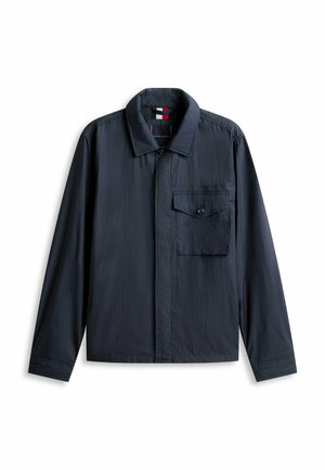 Marineblauw overhemdjack met lange mouwen, voorzien van een borstzak met knopen en een kraag, afgebeeld tegen een witte achtergrond.