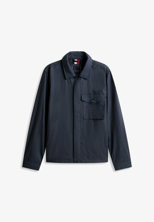 Veste-chemise bleu marine à manches longues avec poche poitrine à boutons et col, présentée sur fond blanc.