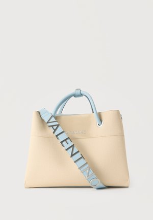 Bolso de tela beige con asas y correa para el hombro en azul claro, con grandes letras metálicas "Valentino" a lo largo de la correa.