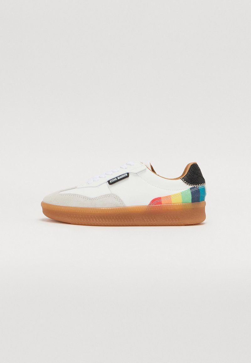 Adidași albi cu un partea superioară din materiale mixte, cu accente din piele suflată, talpă din cauciuc și o secțiune stripată multicoloră pe călcâi.