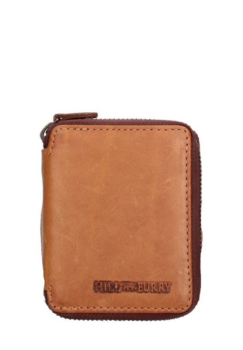 Portafoglio in pelle marrone con chiusura a zip, forma quadrata e branding in rilievo. Texture liscia con grana visibile e dettagli di cucitura.