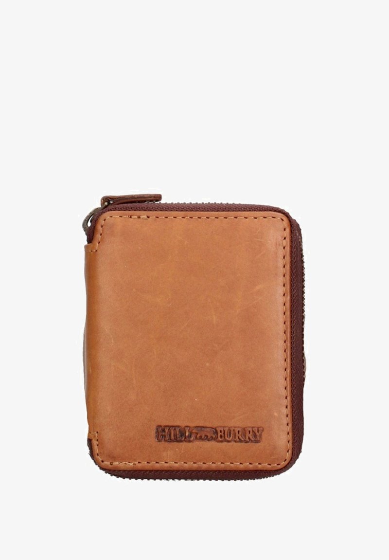 Portafoglio in pelle marrone con chiusura a zip, forma quadrata e branding in rilievo. Texture liscia con grana visibile e dettagli di cucitura.