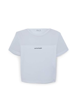 T-shirt bianca corta con colletto rotondo e maniche corte, con una scritta stampata "fai per la trama" in nero sul petto.