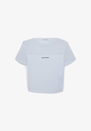 T-shirt bianca corta con colletto rotondo e maniche corte, con una scritta stampata "fai per la trama" in nero sul petto.