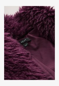 Unselected, burgundy