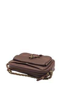 Sac en cuir marron à bandoulière avec poche à rabat à l'avant, fermeture éclair et bandoulière tressée avec des accents en métal sur fond blanc.