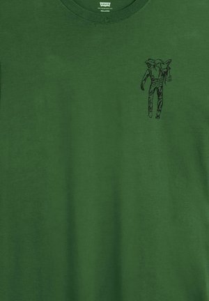 Dunkelgrünes Levi's T-Shirt mit einer kleinen schwarzen Skizze einer Person mit Hut, die eine Gitarre über der Schulter trägt, auf der Brust.