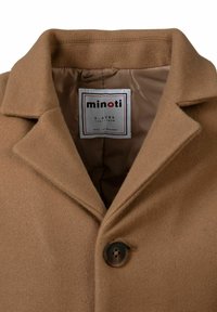 Pruun villasegu mantel, millel on lõigatud krae, ühe nupuga kinnitamine ja sile sisemine vooder. Sildil on suurus 5-6 aastat.