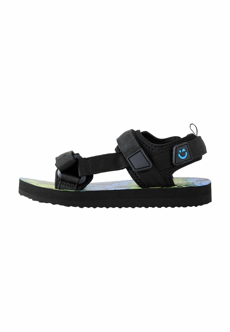 Svart sandal med justerbara remmar, gummisula och färgglad mönstrad fotbädd med blå och gröna mönster. Minimalistisk design.