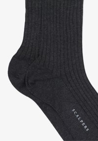 Calze a coste grigio scuro con una texture morbida e un sottile logo "SCALPERS" in bianco sul lato. Design classico adatto a varie occasioni.