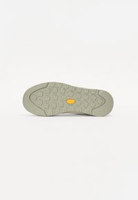 The North Face CLYFFE UNISEX - Joggesko - white dune/clay grey