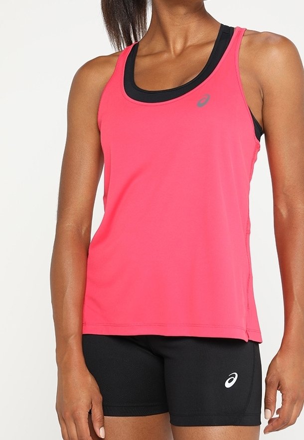 Femme portant un débardeur de sport rose à manches courtes superposé à un débardeur noir et un short ajusté noir, tous deux avec des logos Asics blancs.