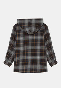 Rutig flanellskjorta i grått, svart och orange med huva. Har långa ärmar och knäppte manschetter, som visar ett rutigt mönster.