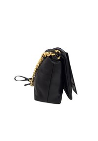 Borsa a mano in pelle nera con una forma strutturata, dotata di una tracolla in catena dorata e una finitura texture. La patta aperta su un lato rivela l'interno.